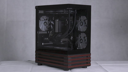 Quasit 5060 Black LCGS Gaming PC in der Untersicht mit View 170 WS Black Gehäuse, Panoramaglas, ARGB-Beleuchtung und Holzakzenten.
