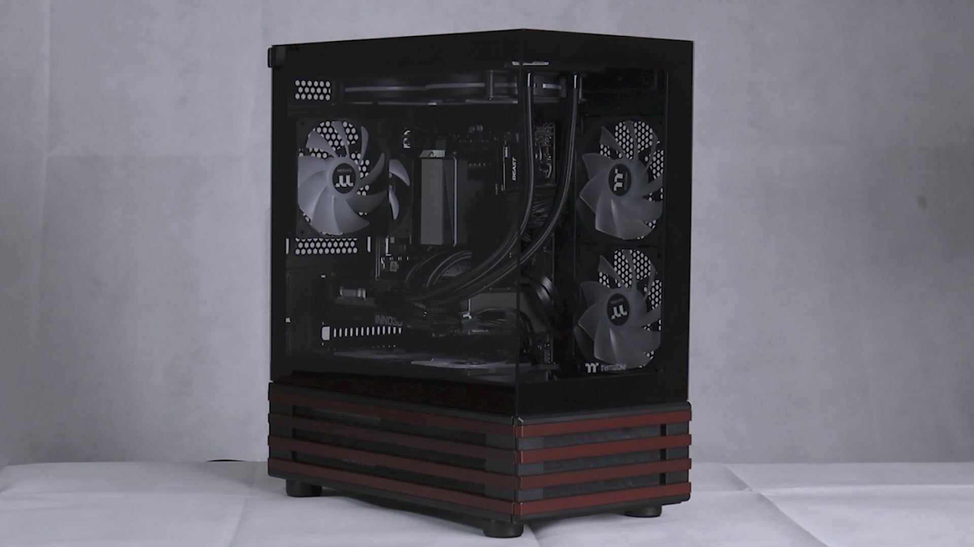 Quasit 5060 Black LCGS Gaming PC in der Untersicht mit View 170 WS Black Gehäuse, Panoramaglas, ARGB-Beleuchtung und Holzakzenten.