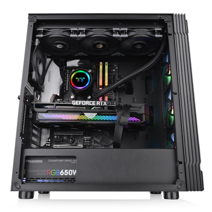 Der Versa T27 TG ARGB Midi Tower ist ein ATX PC Gehäuse mit Mesh-Front und 3x vorinstallierten 120 mm RGB Lüfter die per Motherboard-Synchronisationssoftware gesteuert werden können.